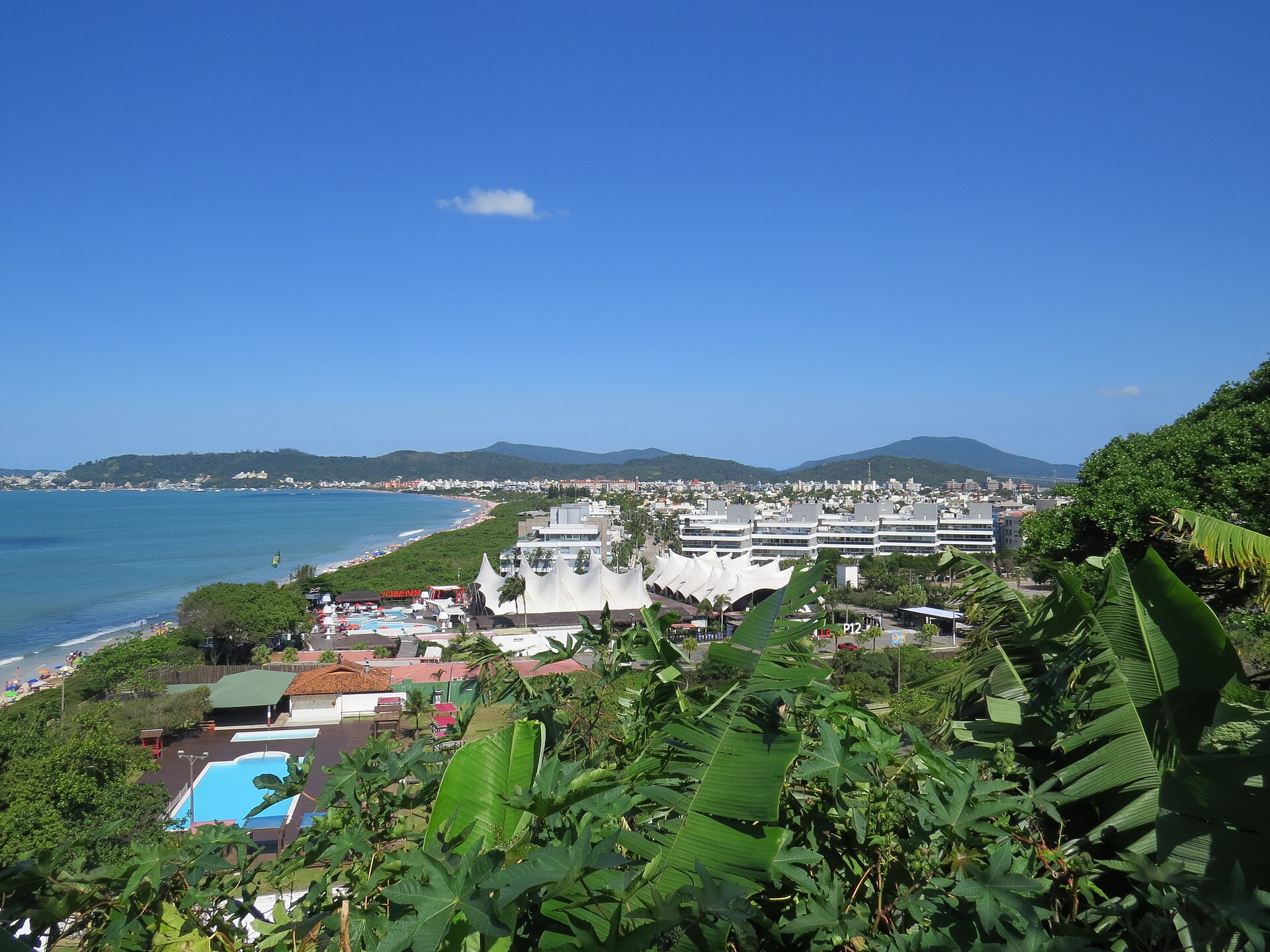 Panoramic view of Jur&ecirc;r&ecirc; Internacional beach and neighborhood, Florian&oacute;polis